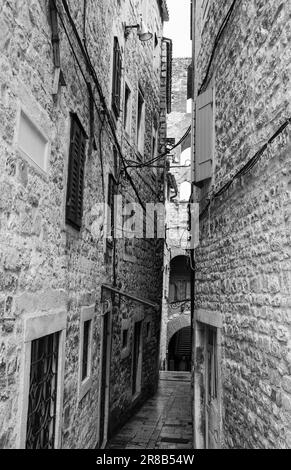 Bâtiments résidentiels historiques dans une rue calme dans la ville de Split en Croatie Banque D'Images