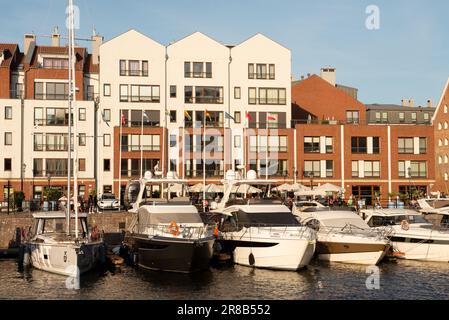 Yachts modernes alignés dans la rivière Nowa Motlawa à la Marina à Gdansk, Pologne, Europe, UE Banque D'Images