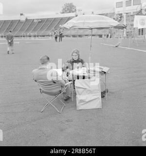 Actuel 36-7-1960: N'a pas le temps de s'ennuyer Quelques personnes admirables souhaitent que la journée ait été de deux heures de plus. Ils ont mille fers dans le feu, ils doivent tous être pris en charge, et ils aiment littéralement avoir leur programme plein. Nous connaissons une fille de cette catégorie. Kari Knutsen, une fille de 18 ans originaire d'Oslo, est une dame de bureau chez Standart Fabrikker par jour, mais dès qu'elle est faite pour la journée, elle se lance dans toutes sortes d'hobbies. Photo: Aage Storløkken / Aktuell / NTB ***PHOTO NON TRAITÉE*** Banque D'Images