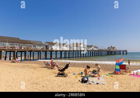 Southwold, Suffolk. ROYAUME-UNI. Juin 2023. Vue sur la jetée de Southwold depuis la plage. Banque D'Images