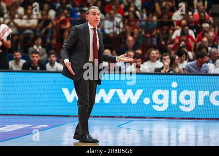 Sergio Scariolo entraîneur en chef de Virtus Segafredo Bologna réagit pendant LBA Lega basket A finales 2023 jeu 5 entre EA7 Emporio Armani Milan et Virtus Segafredo Bologna au Forum de Mediolanum. Score final ; EA7 Milan 79 | 72 Virtus Bologna Banque D'Images