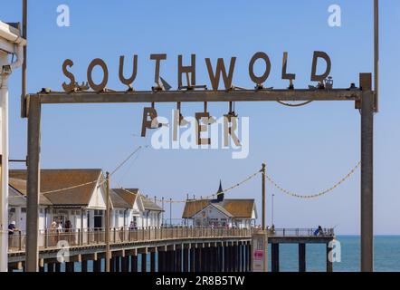 Panneau au-dessus de l'entrée de Southwold Pier, avec la jetée en arrière-plan. Suffolk. ROYAUME-UNI Banque D'Images