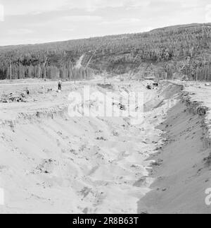 Courant 14-1950: Jernverket dans Mo i Rana.Well plus de 800 hommes sont en train d'ériger les travaux de fer dans Mo i Rana, et le travail progresse rapidement. Des coups de mine en plein essor, de l'oxygène provenant des exercices de compression et des masses rocheuses massives de l'air à trembler et de quiver, et en bas de la montagne les tunnels sillonnent leur chemin. Beaucoup a été fait, mais il reste encore beaucoup à faire. Photo: Sverre A. Børretzen / Aktuell / NTB ***PHOTO NON TRAITÉE*** Banque D'Images