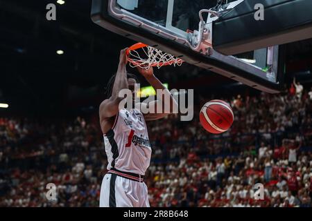 Semi Ojeleye #37 de Virtus Segafredo Bologna dunks pendant LBA Lega Panier A finales 2023 jeu 5 entre EA7 Emporio Armani Milan et Virtus Segafredo Bologna au Forum de Mediolanum. Score final ; EA7 Milan 79 | 72 Virtus Bologna Banque D'Images