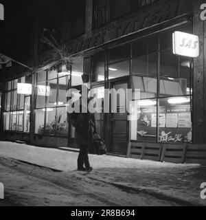 Actuel 1-5-1960: Nous volons - et attendre Un vol d'Oslo à Bergen a pris 4 1/2 heures. Nous avons attendu et nous avons passé plus de 3 jours ! Photo: Ivar Aaserud / Aktuell / NTB ***PHOTO NON TRAITÉE*** Banque D'Images