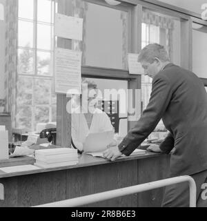 Courant 39-4-1960: Étudiant de l'agriculteur à l'étudiant de Tigerstaden Lars Ramstad est transplanté du village de montagne de Skjåk aux blocs de béton à Oslo. « Dur », dit-il, « mais ça fonctionnera ». Photo: Ivar Aaserud / Aktuell / NTB ***PHOTO NON TRAITÉE*** Banque D'Images