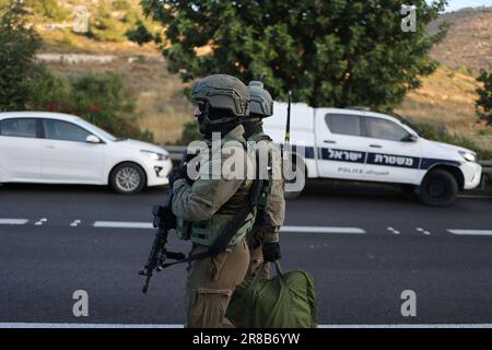 Eli, Israël. 20th juin 2023. Les officiers des forces de sécurité israéliennes inspectent la zone autour de la scène d'une fusillade dans la colonie d'Eli, entre Naplouse et Ramallah, en Cisjordanie. Selon l'armée israélienne, un attaquant palestinien présumé a ouvert le feu sur des civils près d'une station-service, a fait au moins quatre morts et quatre blessés. Crédit : Ilia Yefimovich/dpa/Alay Live News Banque D'Images