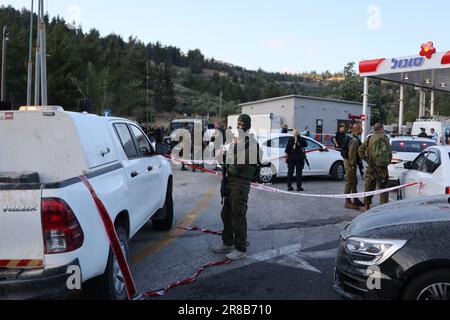 Eli, Israël. 20th juin 2023. Les officiers des forces de sécurité israéliennes se tiennent sur les lieux d'une fusillade dans la colonie d'Eli, entre Naplouse et Ramallah, en Cisjordanie. Selon l'armée israélienne, un attaquant palestinien présumé a ouvert le feu sur des civils près d'une station-service, a fait au moins quatre morts et quatre blessés. Crédit : Ilia Yefimovich/dpa/Alay Live News Banque D'Images