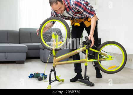 Mécanicien vélo dérailleur avant réglage mécanisme sur vtt Banque D'Images