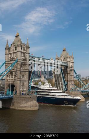 Angleterre, Londres, Tower Bridge avec bateau de croisière le Bellot passant par Open Bridge Banque D'Images