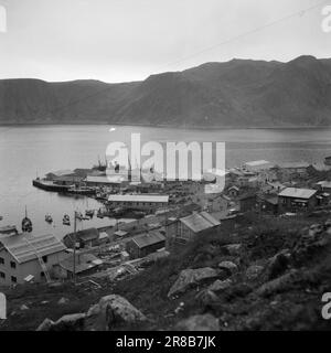 Réel 20-3-1947: Honningsvåg'entre les casernes et les montagnes le long de la mer...' Lorsque les « départements de construction » allemands ont quitté Honningsvåg, seule la minuscule église en bois est restée et a témoigné que Honningsvåg était une petite communauté prospère, le plus grand village de pêcheurs de West Finnmark. Comment se fait-il dans Honningsvåg aujourd'hui, près de trois ans après que les Allemands ont commencé leurs ravages dans Finnmark? Comment va-t-il réellement avec la restauration controversée dans le Nord? Photo : Th. Skotaam / Aktuell / NTB ***PHOTO NON TRAITÉE*** Banque D'Images