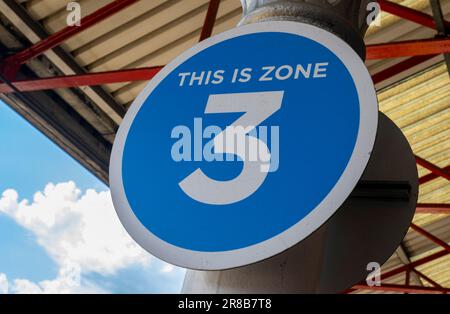 Gare de Grantham – indication de zone indiquant la zone numérotée d'une plate-forme pour aider les passagers à monter à bord d'un train Banque D'Images