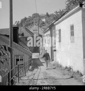 Courant 17-2-1947: Arendal, berceau de l'art de vivre Arendal, également appelé la « Venise du Nord » a été pendant plus de 100 ans la principale ville maritime en Norvège. Les voiliers de la ville ont été trouvés sur toutes les mers, et la ville et le quartier ont semé la vie quand les navires sont revenus à la maison en automne avec des charges lourdes. L'apogée d'Arendal s'est terminée à la fin du 19th siècle par un grave krach bancaire qui a créé une détresse et une misère sans précédent. Des gens de petite classe ont organisé des associations de « solidarité » pour s'occuper de leurs intérêts, et « la bande côtière douce » est devenue pour un temps le centre du soc Banque D'Images