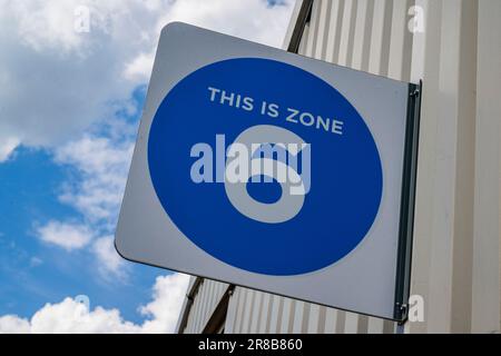 Gare de Grantham – indication de zone indiquant la zone numérotée d'une plate-forme pour aider les passagers à monter à bord d'un train Banque D'Images