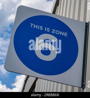 Gare de Grantham – indication de zone indiquant la zone numérotée d'une plate-forme pour aider les passagers à monter à bord d'un train Banque D'Images