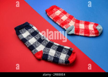 Paire de chaussettes chaudes sur fond de couleur Banque D'Images