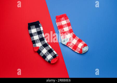 Paire de chaussettes chaudes sur fond de couleur Banque D'Images