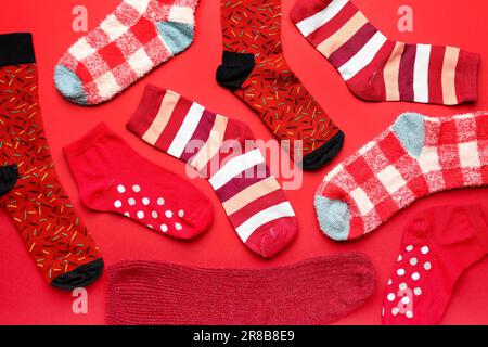 Différentes chaussettes sur fond rouge Banque D'Images