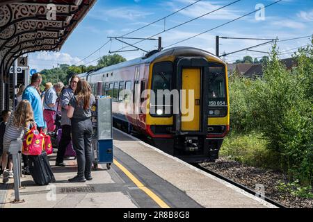 Gare de Grantham – passagers et voyageurs attendant l'arrivée de leur train sur la plate-forme Banque D'Images