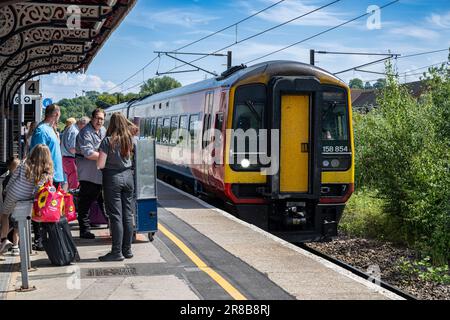 Gare de Grantham – passagers et voyageurs attendant l'arrivée de leur train sur la plate-forme Banque D'Images