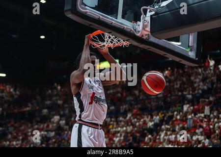 Milan, Italie. 19th juin 2023. Semi Ojeleye #37 de Virtus Segafredo Bologna dunks pendant LBA Lega Panier A finales 2023 jeu 5 entre EA7 Emporio Armani Milan et Virtus Segafredo Bologna au Forum de Mediolanum. Score final; EA7 Milan 79 | 72 Virtus Bologna (photo de Fabrizio Carabelli/SOPA Images/Sipa USA) Credit: SIPA USA/Alay Live News Banque D'Images