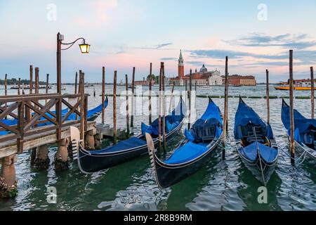 Gondoles à Venise, Italie au lever du soleil. Venise est une destination touristique populaire de l'Europe. Banque D'Images