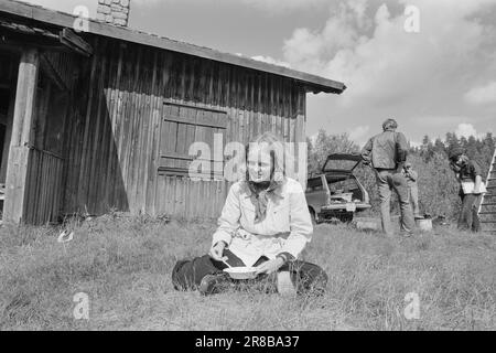 Courant 34 - 3 - 1974: L'amour sur la scènel'histoire dramatique de l'amour entre le non-officier allemand Willi Jutzi et une fille norvégienne est maintenant recréée sur film. Les deux ont vécu pendant des mois dans les zones frontalières entre la Suède et la Norvège. Les deux rôles principaux sont joués par l'étudiante en sciences infirmières de 21 ans et l'ancienne Miss Norway, Aina Walle et l'acteur allemand Siemen Rühaak. Swede Jan Nygren, de Dramaten à Stockholm, a un rôle important à jouer. Le directeur est Eldar Einarsson. « Faneflukt » est son premier film. Photo: Ivar Aaserud / Aktuell / NTB ***PHOTO NON TRAITÉE*** Banque D'Images