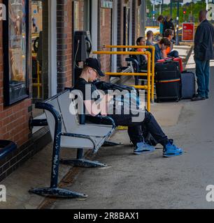 Gare de Grantham – passagers et voyageurs attendant l'arrivée de leur train sur la plate-forme Banque D'Images