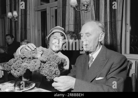 Courant 52-2-1960: Chou-fleur la côtelettes de Noël chlorophylle est une fête cette année la fête de compagnie a eu lieu dans le restaurant de la nourriture crue sous la devise: "Bien-être dans le lieu de travail. Pour combattre la cardialgie, les bûcherons et la mauvaise haleine. Photo: Sverre A. Børretzen / Aktuell / NTB ***PHOTO NON TRAITÉE*** Banque D'Images