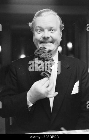 Courant 52-2-1960: Le chou-fleur à la Ribs de Noël, acteur Willie Hoel avec des ablegoyers sur la table de Noël. Chlorophylle est une fête cette année, la fête de l'entreprise a eu lieu dans le restaurant de la nourriture crue sous la devise: "Bien-être dans le lieu de travail. Pour combattre la cardialgie, les bûcherons et la mauvaise haleine. Photo: Sverre A. Børretzen / Aktuell / NTB ***PHOTO NON TRAITÉE*** Banque D'Images