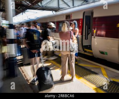 Gare de Grantham – passagers qui embarque à bord d'un train Azuma (LONDON North Eastern Railway) vers London Kings Cross Banque D'Images