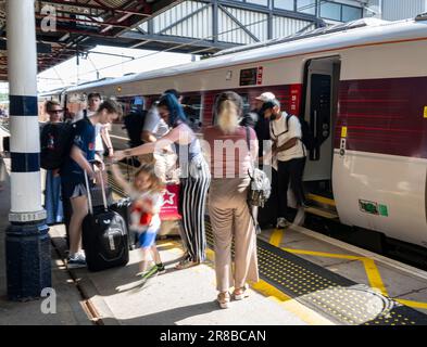 Gare de Grantham – passagers qui embarque à bord d'un train Azuma (LONDON North Eastern Railway) vers London Kings Cross Banque D'Images