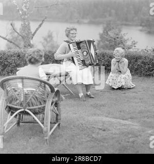 Actuel 36-7-1960: N'a pas le temps de s'ennuyer Quelques personnes admirables souhaitent que la journée ait été de deux heures de plus. Ils ont mille fers dans le feu, ils doivent tous être pris en charge, et ils aiment littéralement avoir leur programme plein. Nous connaissons une fille de cette catégorie. Kari Knutsen, une fille de 18 ans originaire d'Oslo, est une dame de bureau chez Standart Fabrikker par jour, mais dès qu'elle est faite pour la journée, elle se lance dans toutes sortes d'hobbies. Photo: Aage Storløkken / Aktuell / NTB ***PHOTO NON TRAITÉE*** Banque D'Images