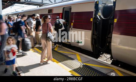 Gare de Grantham – passagers qui embarque à bord d'un train Azuma (LONDON North Eastern Railway) vers London Kings Cross Banque D'Images