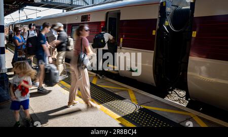 Gare de Grantham – passagers qui embarque à bord d'un train Azuma (LONDON North Eastern Railway) vers London Kings Cross Banque D'Images