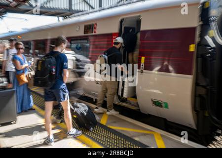 Gare de Grantham – passagers qui embarque à bord d'un train Azuma (LONDON North Eastern Railway) vers London Kings Cross Banque D'Images