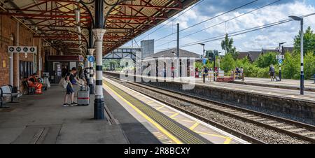 Gare de Grantham – passagers et voyageurs attendant l'arrivée de leur train sur la plate-forme Banque D'Images