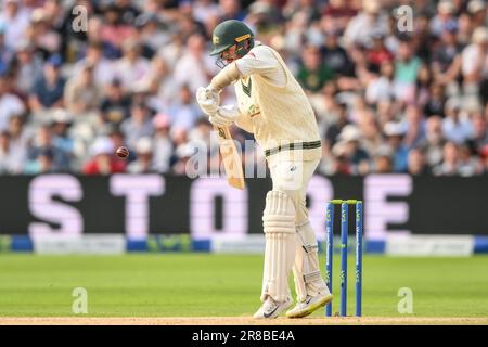 Nathan Lyon d'Australie manque un coup avec le nouveau ballon pendant le LV= Insurance Ashes First Test Series Day 5 England v Australia à Edgbaston, Birmingham, Royaume-Uni, 20th juin 2023 (photo de Craig Thomas/News Images) Banque D'Images