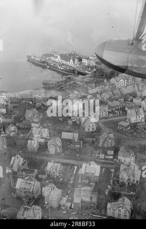 Courant 10-1947: La route express volante le long de la Norvège avec le Hurtigrute volante sur la route régulière, qui sera ouvert en juin, un vol part de Tromsø et un de Stavanger chaque matin, tandis qu'un est en réserve. La durée du vol est d'environ neuf heures avec des escales supplémentaires à Bergen, Oslo, Trondheim, Brønnøysund/Sandnessjøen, Bodø et Harstad. De Tromsø, la route Hammerfest–Vadsø–Kirkenes hodt commence par d'autres vols trois fois par semaine dans chaque sens. Le voyage Kirkenes–Oslo prendra donc deux jours avec le vol Hurtigruten. Maintenant environ une semaine passe. Photo : Th Banque D'Images