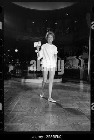 Réel 21-5-1960 : Søtten-Stil lors d'un spectacle de mannequins à Regnbuen à Oslo, des vêtements de jeunes filles qui ont été créés d'une manière nouvelle et originale ont été récemment présentés. La nouvelle entreprise de mode 'Eventeen', dirigée par Eva M. Christensen et Elsebet Plae, a permis aux adolescents de concevoir eux-mêmes la mode de l'été. Ils ont organisé un concours de dessin pour les filles de 14 à 18 ans: Dessiner la garde-robe de l'été. Une vague de propositions est venue de tout le pays. Photo: Sverre A. Børretzen / Aktuell / NTB ***PHOTO NON TRAITÉE*** Banque D'Images