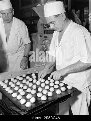 Réel 25/26- 1950: 300 000 pain de Noël les grandes boulangeries, les machines fonctionnent autour de l'horloge dans les jours avant Noël. Dans une boulangerie moderne aujourd'hui tout est fait mécaniquement et selon toutes les réglementations sanitaires, nous avons constaté que lorsque nous avons visité Oslo Samvirkelag grande boulangerie à Hasle l'autre jour. Il a été mis en service en 1934 et emploie 60 personnes. Photo: Sverre A. Børretzen / Aktuell / NTB ***PHOTO NON TRAITÉE*** Banque D'Images