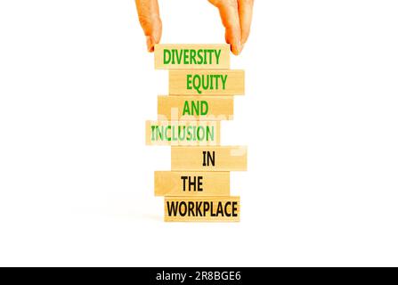 Symbole d'inclusion de l'équité en matière de diversité. Mots-clés diversité équité et inclusion dans le lieu de travail sur bloc de bois. Magnifique fond blanc. Diversification Banque D'Images