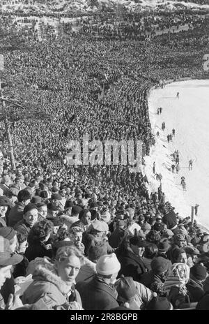 Courant 5-5-1947: Holmenkolldagen 1947Holmenkollen c'était un jour idéal pour le Holmenkollrenn 50th, avec un nouveau record au sol de 71 mètres, établi par le norvégien Hans Kaarstein, BUL, Oslo. Swede Sven Israelsson a remporté la coupe du Roi. C'est la première fois dans l'histoire de Holmenkollen qu'un étranger l'a fait. Photo: Aktuell / NTB ***PHOTO NON TRAITÉE*** Banque D'Images