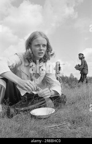 Courant 34 - 3 - 1974: L'amour sur la scènel'histoire dramatique de l'amour entre le non-officier allemand Willi Jutzi et une fille norvégienne est maintenant recréée sur film. Les deux ont vécu pendant des mois dans les zones frontalières entre la Suède et la Norvège. Les deux rôles principaux sont joués par l'étudiante en sciences infirmières de 21 ans et l'ancienne Miss Norway, Aina Walle et l'acteur allemand Siemen Rühaak. Swede Jan Nygren, de Dramaten à Stockholm, a un rôle important à jouer. Le directeur est Eldar Einarsson. « Faneflukt » est son premier film. Photo: Ivar Aaserud / Aktuell / NTB ***PHOTO NON TRAITÉE*** Banque D'Images