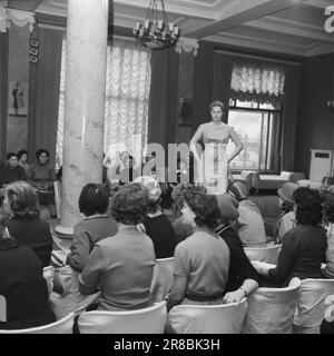 Courant 20-5-1960: La mode orientale d'inspiration occidentale lors d'un défilé de mode à Moscou Mauriske, grand magasin Kusnetskij MOST. Il était clair que l'influence occidentale avait pénétré dans le rideau de fer. Photo: Aage Storløkken / Aktuell / NTB ***PHOTO NON TRAITÉE*** Banque D'Images