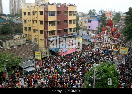 Hooghly, Inde. 20th juin 2023. Les dévotés hindous s'affrontent autour du char alors qu'ils attendent du tirer pendant le festival hindou annuel ''Rath Yatra, '' ou procession Chariot. À Mahesh, 35 kilomètres (22 milles) Kolkata.la procession annuelle des trois idoles de lord Jagannath, Balabhadra et Subhadra est prise dans une grande procession dans des chars spécialement faits appelés raths, qui sont tirés par des milliers de dévotés. Sur 20 juin 2023, Hooghly, Inde. (Credit image: © Dipa Chakraborty/eyepix via ZUMA Press Wire) USAGE ÉDITORIAL SEULEMENT! Non destiné À un usage commercial ! Banque D'Images