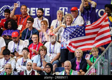 Berlin, Allemagne. 20th juin 2023. Supporters avec le drapeau américain pendant les Jeux Olympiques spéciaux Jeux d'été mondiaux Berlin 2023 dans le centre de conférence Messe à Berlin, Allemagne sur 20 juin 2023. Les Jeux de Berlin de 2023 accueillent 7000 athlètes ayant des difficultés d'apprentissage provenant de près de 190 pays. Special Olympics est un organisme de bienfaisance international qui vise à inclure les personnes ayant des difficultés d'apprentissage dans le domaine des sports olympiques. Berlin 2023 est le plus grand événement sportif et caritatif de 2023. (Photo par Dominika Zarzycka/Sipa USA) crédit: SIPA USA/Alay Live News Banque D'Images