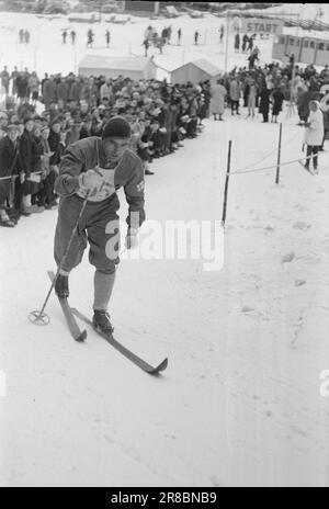 Courant 5-5-1947: Holmenkolldagen 1947Holmenkollen c'était un jour idéal pour le Holmenkollrenn 50th, avec un nouveau record au sol de 71 mètres, établi par le norvégien Hans Kaarstein, BUL, Oslo. Swede Sven Israelsson a remporté la coupe du Roi. C'est la première fois dans l'histoire de Holmenkollen qu'un étranger l'a fait. Photo: Aktuell / NTB ***PHOTO NON TRAITÉE*** Banque D'Images