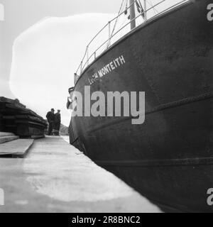 Réel 20-3-1947: Honningsvåg'entre les casernes et les montagnes le long de la mer...' Lorsque les « départements de construction » allemands ont quitté Honningsvåg, seule la minuscule église en bois est restée et a témoigné que Honningsvåg était une petite communauté prospère, le plus grand village de pêcheurs de West Finnmark. Comment se fait-il dans Honningsvåg aujourd'hui, près de trois ans après que les Allemands ont commencé leurs ravages dans Finnmark? Comment va-t-il réellement avec la restauration controversée dans le Nord? Photo : Th. Skotaam / Aktuell / NTB ***PHOTO NON TRAITÉE*** Banque D'Images