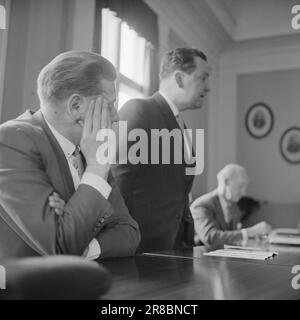 Courant 16-8-1960 : saucisses, jus et Juster [image 0017] les acteurs Leif Juster, Arve Opsahl, Kari diesen et Ernst diesen se sentent maltraités dans la publicité pour Stabburet. Ici, du procès contre Stabbur-Nilsen (Gunnar Nilsen), qui a nié que cela puisse être vu comme de la publicité. Il ressort du procès que c'était le directeur de la publicité de Stabburet qui avait pris les photos des acteurs. Arve Opsahl tv et Ernst diesen. Photo: Aage Storløkken / Aktuell / NTB ***PHOTO NON TRAITÉE*** Banque D'Images